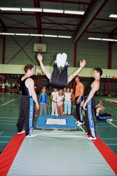 Bart doet voor hoe het moet, maar Paul wil niet kijken