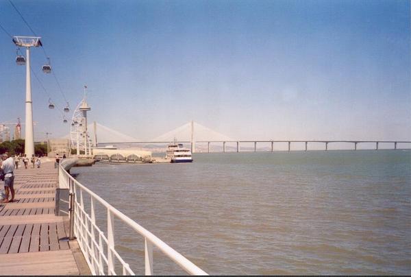 Brug en kabelbaan en boot en water
