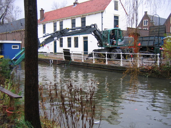 De baggeraar komt bijna tot de overkant