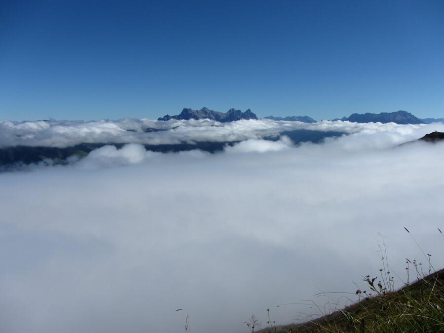 De Loferer Steinberge steken boven de wolken uit