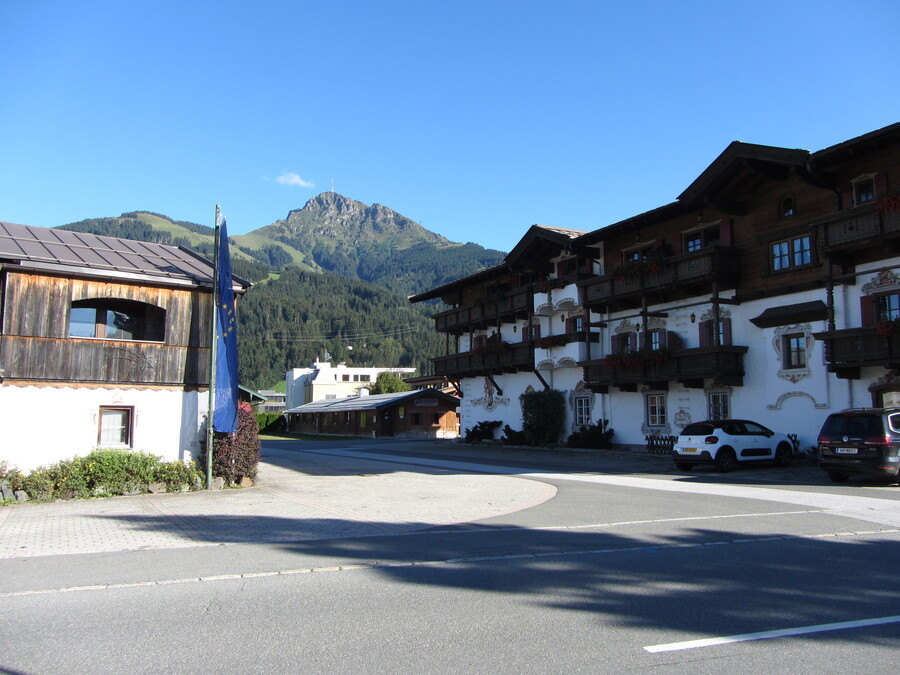 Kitzbüheler Horn en Gasthaus Neuwirt. Mijn kamer was op de 2e verdieping met het witte balkon onder het puntdakje.