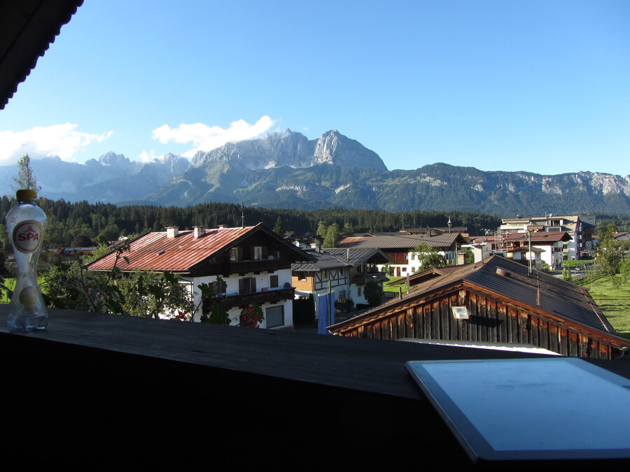 Wilder Kaiser en flesje zonder lucht vanaf het balkon