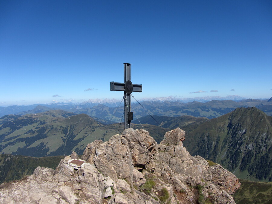 Het gipfelkreuz. Op de achtergrond de Loferer en Leoganger Steinberge