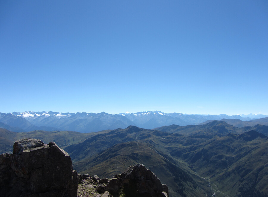 Bijna 100 km uitzicht naar de Stubaier Alpen, en onderin de route door het dal naar de Herrensteinscharte en daarna het pad over de almenrand.