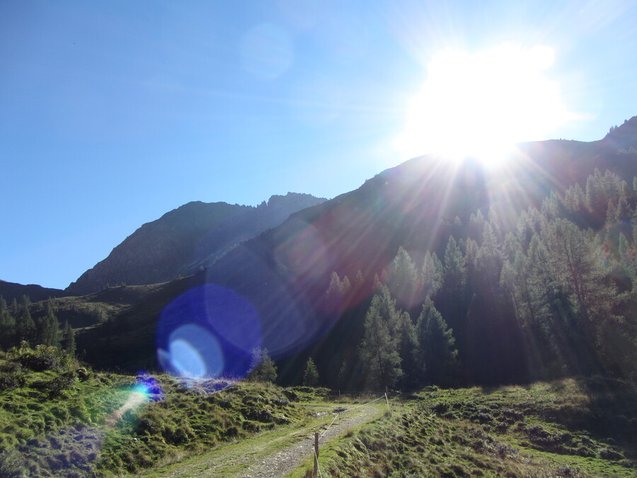 Iets verderop, nog terugblik naar de top. De zon zit net boven de rand.