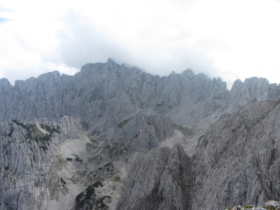 Blik op de achterkant van de Ackerlspitze en Maukspitze