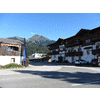 Kitzbüheler Horn en Gasthaus Neuwirt. Mijn kamer was op de 2e verdieping met het witte balkon onder het puntdakje.