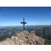 Het gipfelkreuz. Op de achtergrond de Loferer en Leoganger Steinberge