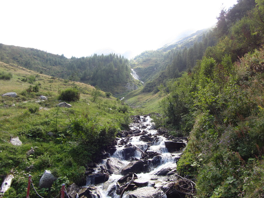 Terugweg langs een waterval