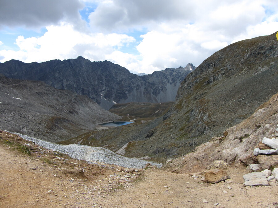 Aangekomen op de Rote Lenke kun je de Neue Reichenberger Hütte zien