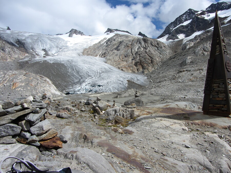 Bij de piramide van het beginpunt van de Isel Trail