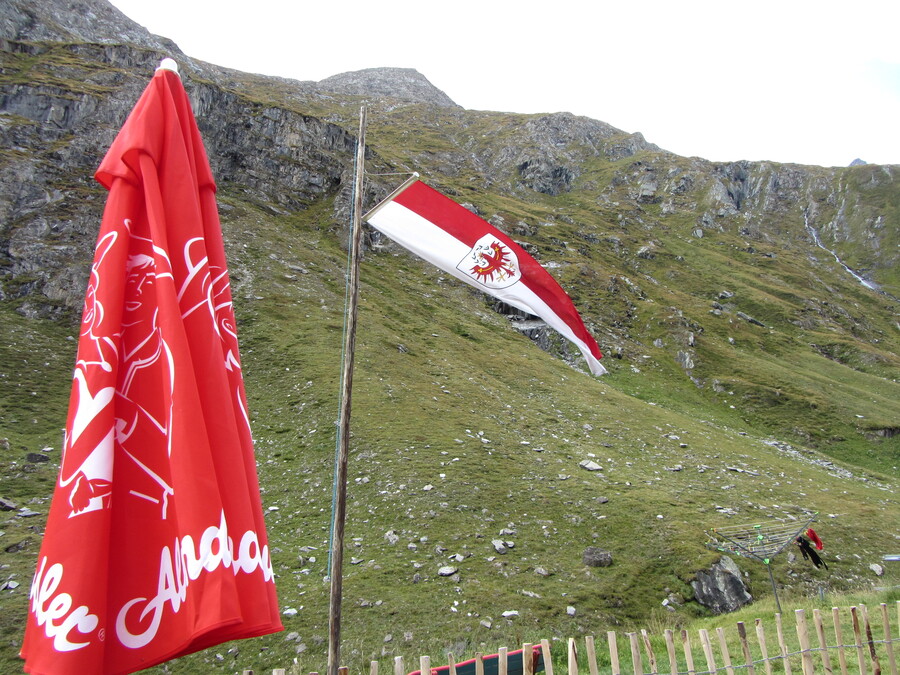 De parasol, vlag en wasmolen wat dichterbij