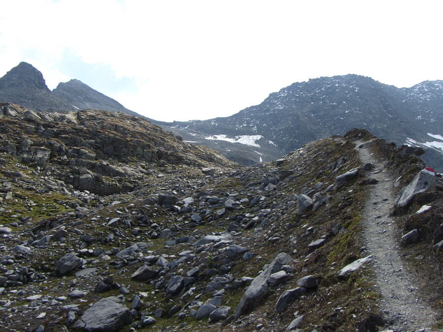 Stukje verder zijn de Löbbentörl en de Innerer Knorrkogel wel te zien