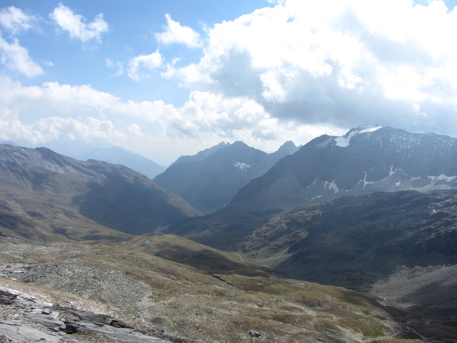 Uitzicht over het erg kale lege dal van de Badener Hütte