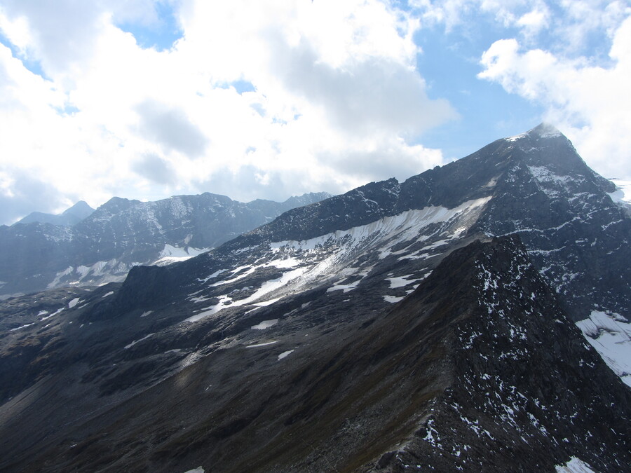 Uitzicht over de graat van de Löbbentörl via de Löbbenkopf richting Kristallwand