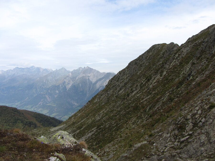 Het Gipfelkreuz en de route naar de Kleiner Zunig komen in beeld