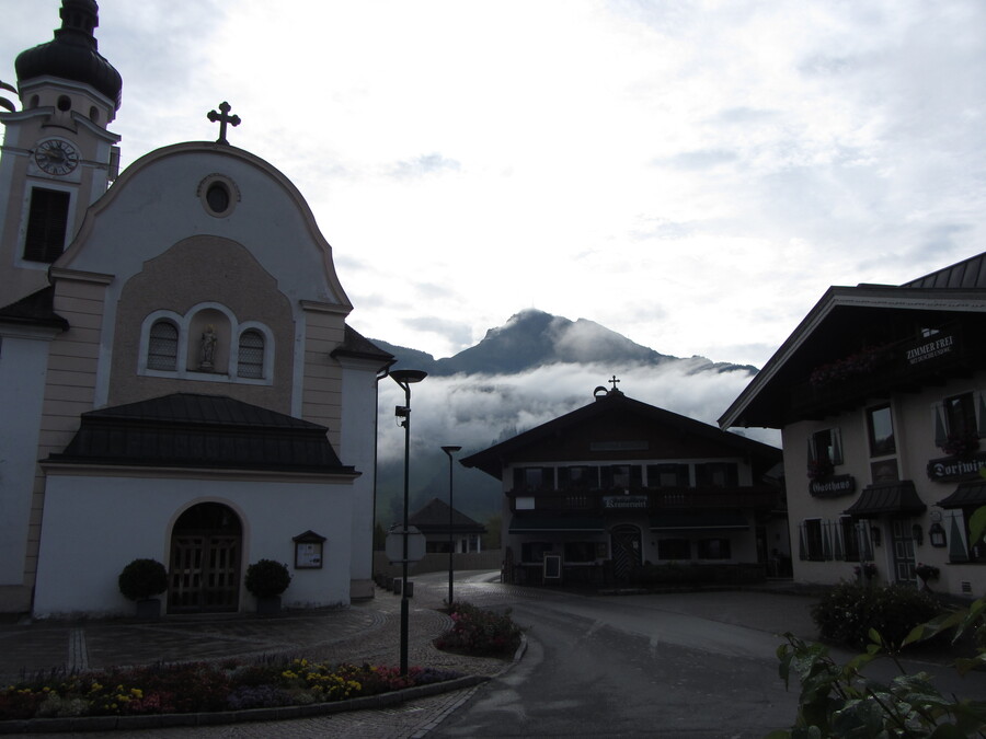 Donderdag: terug naar huis maar nog even postzegels kopen in Oberndorf. De straten zijn nog nat van de regen.