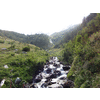 Terugweg langs een waterval