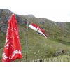 De parasol, vlag en wasmolen wat dichterbij