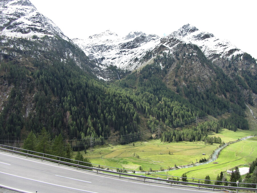 Bij de uitgang van de Felbertauerntunnel scheen de zon. Blik richting Wildenkogel, die met wat meer contrast wel te zien is