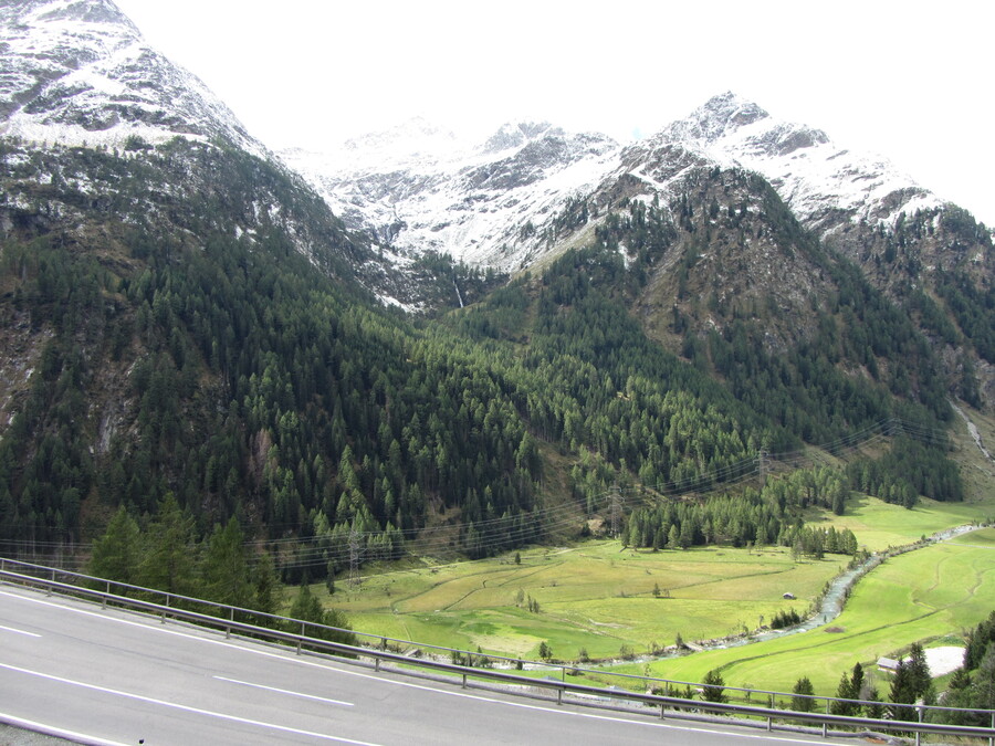 Bij de uitgang van de Felbertauerntunnel scheen de zon. Blik richting Wildenkogel, die met wat meer contrast wel te zien is