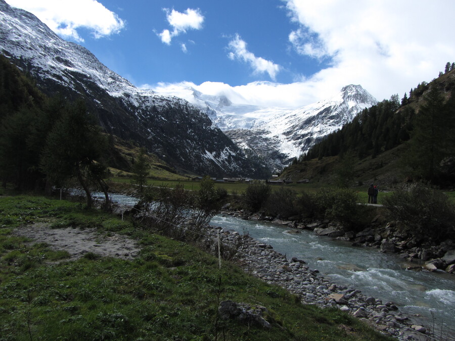 Innergschlöß in het dal en de Groß Venediger in de wolken