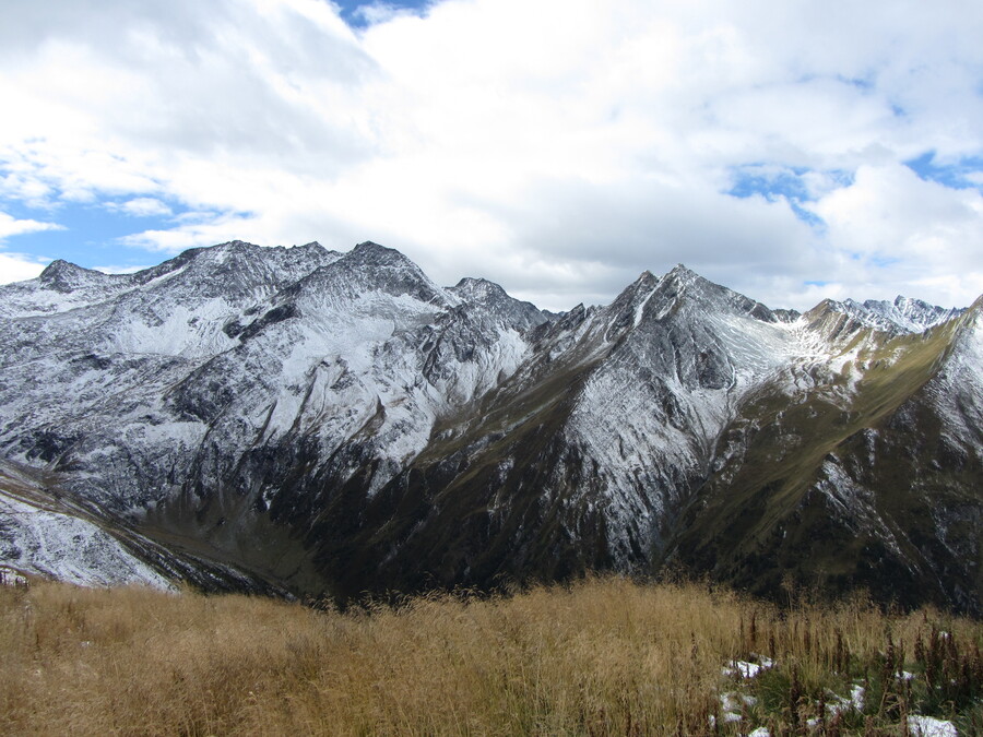 Andere kant van het Lasnitzental. Mooi te zien wat de zon- en wat de schaduwkanten zijn.