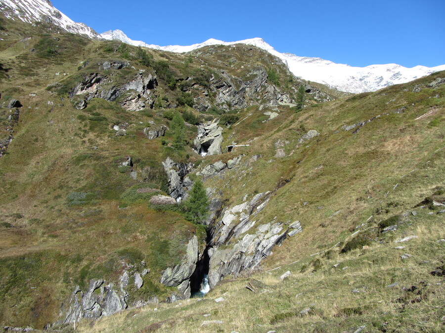 Beetje verstopte waterval en de echte hut komt ook om het hoekje in beeld