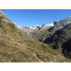 Vanaf het Fenster is de Eisseehütte al bijna op ooghoogte. De Eissee zelf ligt een stukje hoger, in een kommetje achter de rand.