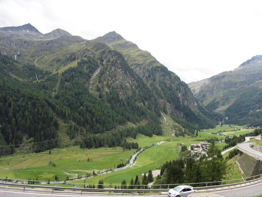 Blik vanaf de Felbertauerntunnel naar het Tauernhaus, Außergschlöss en de Wildenkogel. Vorig jaar lag er tot aan de waterval sneeuw.