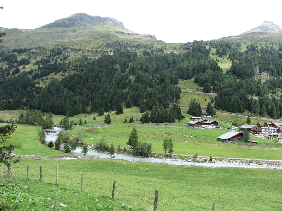 Blik richting Messelingkogel en Venedigerblick. Ook hier is nu alles groen.