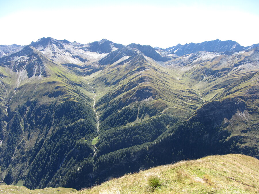 De vele haarspeldbochten naar het Kleinbachtal zijn mooi te zien