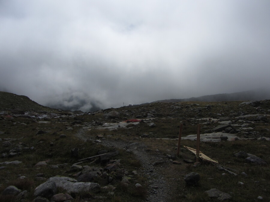 De hut ligt een beetje apocalyptisch in de wolken te liggen