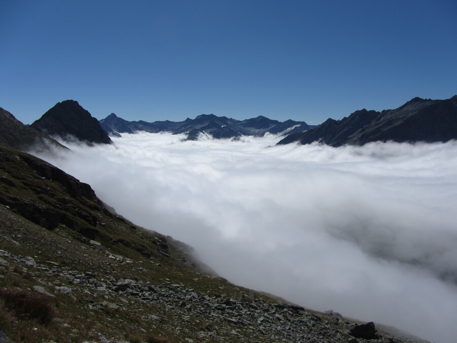 Nu echt boven de wolken. Blik richting Virgental.