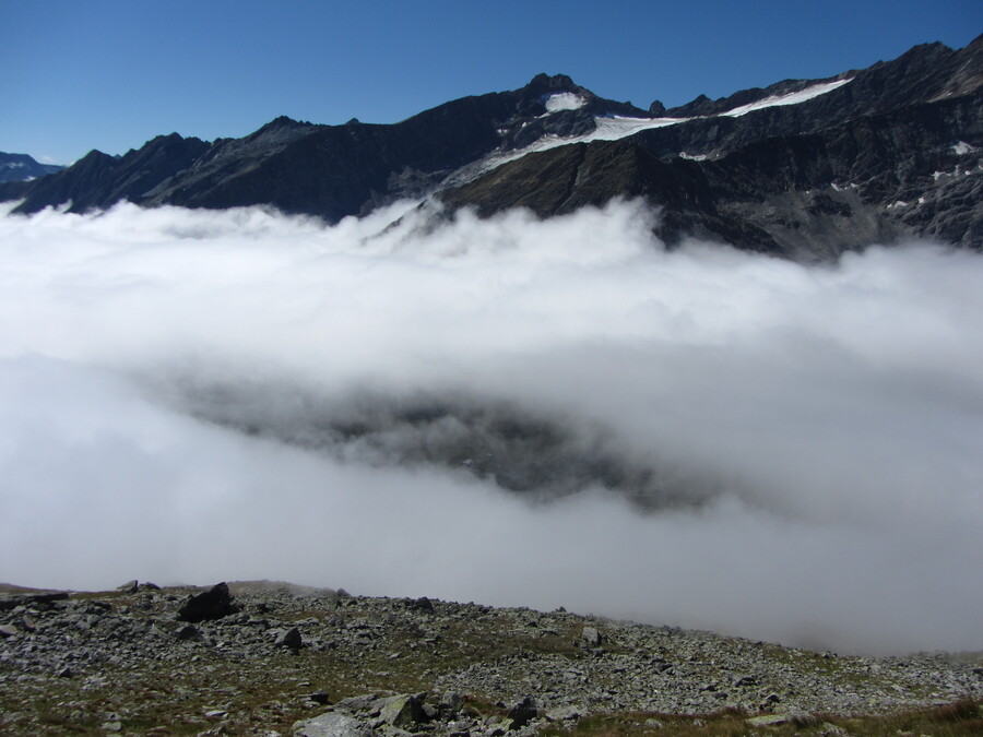 De Essener- und Rostocker Hütte precies door een gat in de wolken te zien