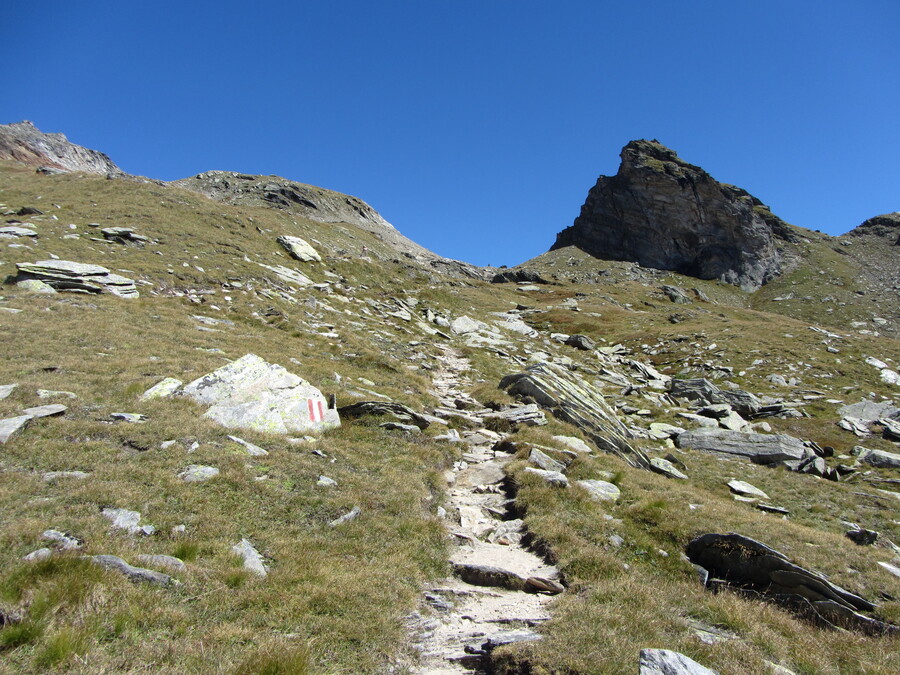 Het pad gaat nu recht naar het Türmljoch, met rechts daarvan de Türml zelf