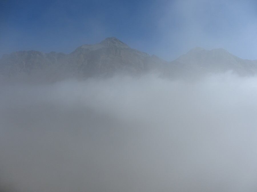 De bergen aan de overkant verdwijnen weer in de wolken