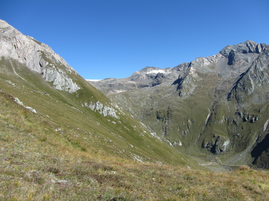 In de verte achter de Eisseehütte komen de eerste gletsjers tevoorschijn