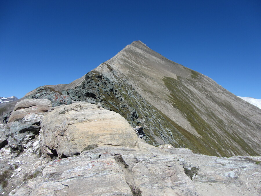 De graat loopt nog verder naar de Hinterer Sajatkopf en uiteindelijk de Kreuzspitze