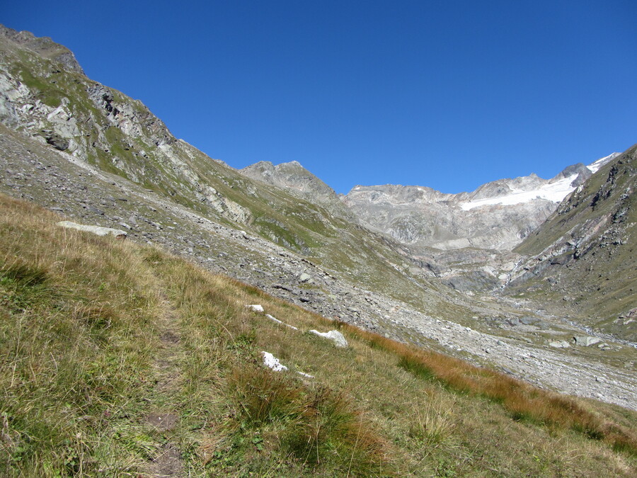 Het was vandaag 'haal je schaapskudde van de berg af voordat het herfst wordt'-dag. Het pad liep even een stukje naar beneden omdat een deel van het originele pad weggespoeld was.