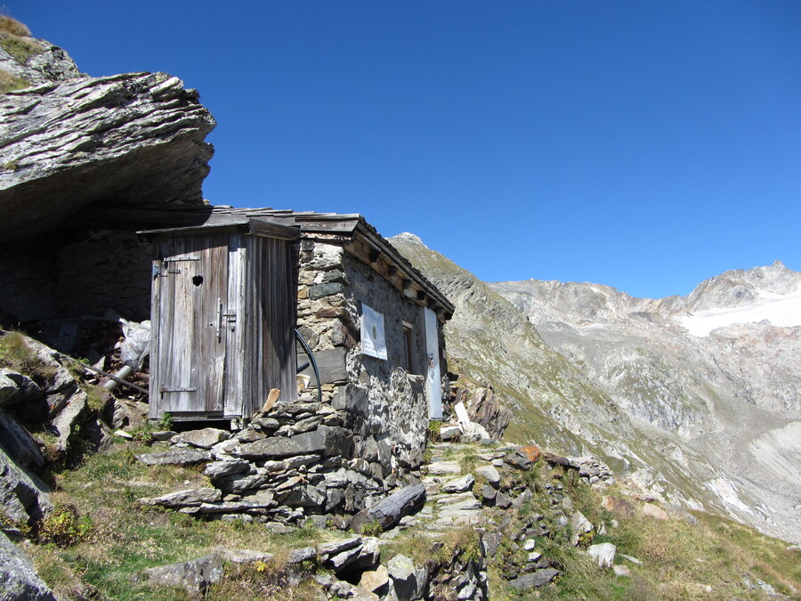 De Kleine Philipp Reuter Hütte, met luxe buitentoilet (zonder water) en de Ahrner Kopf er direct achter