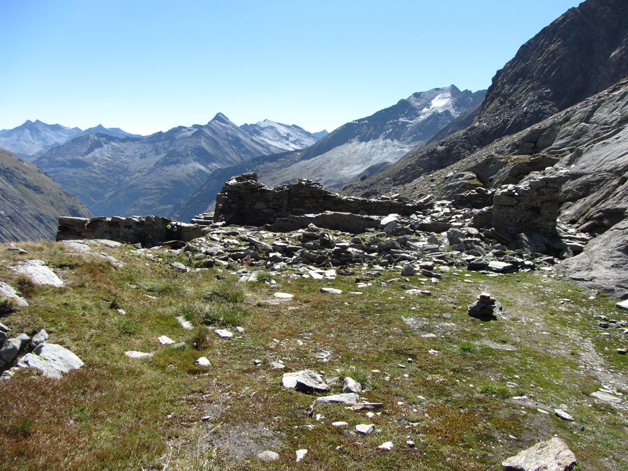 De ruïne van de Neue Essener Hütte. Na twee lawines gaf Sektion Essen des Deutschen Alpenvereins het op en bouwden ze de volgende Essener Hütte pal naast de Rostocker Hütte in het Maurertal.