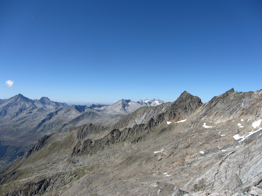 Naar het noordwesten. Die Neugersdorferhütte was ooit wél een Zollhaus.