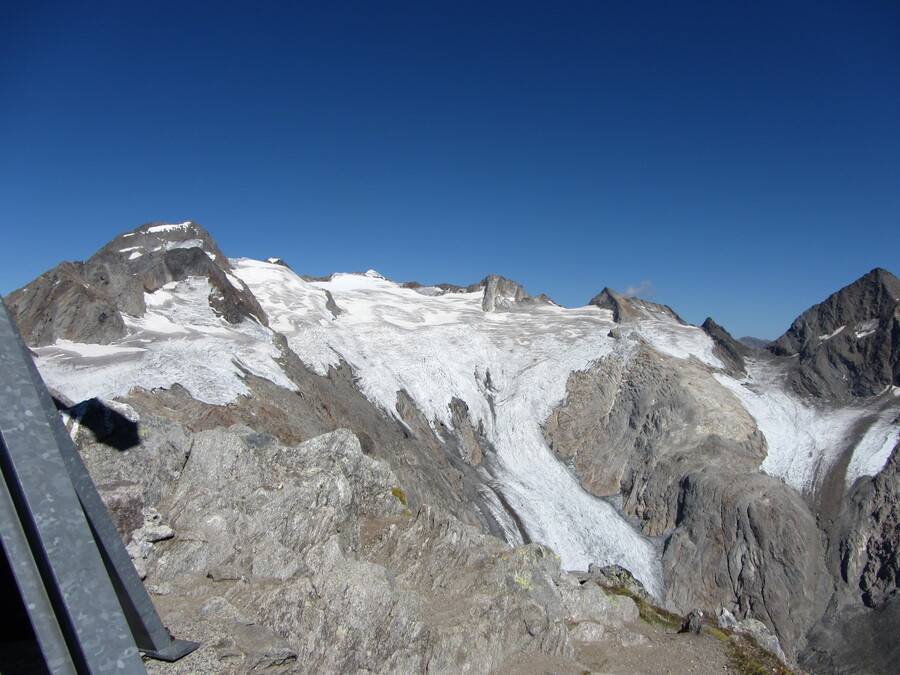 Door de Reggentörl was ver weg de Zopetspitze (tussen Timmeltal en Dorfertal) te zien. Ook weer opvallend hoeveel blank ijs zonder sneeuw er te zien is.