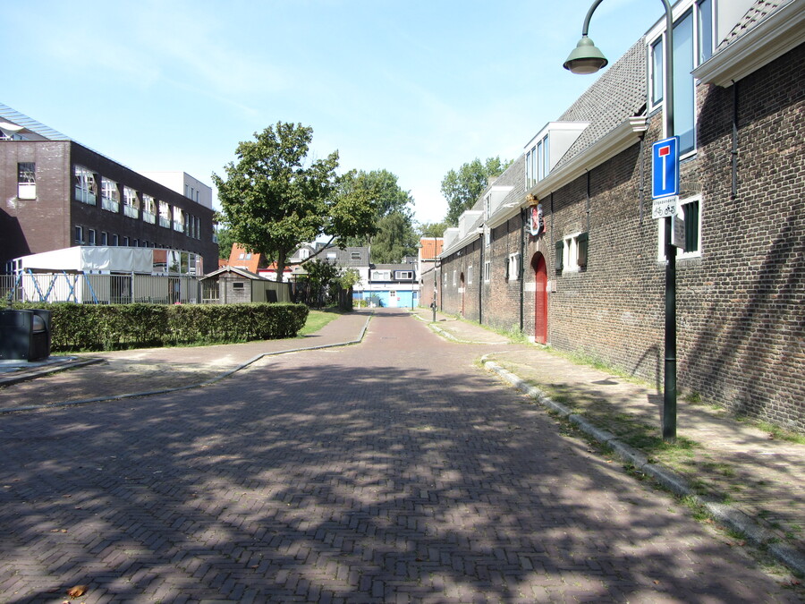 En weer thuis: Linda aan het eind van haar oprijlaan in de bakkende zon