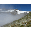 De Simonyspitzen liggen in de volle zon boven de wolken