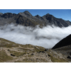 Het pad naar beneden verdwijnt in de wolken