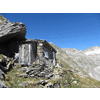 De Kleine Philipp Reuter Hütte, met luxe buitentoilet (zonder water) en de Ahrner Kopf er direct achter