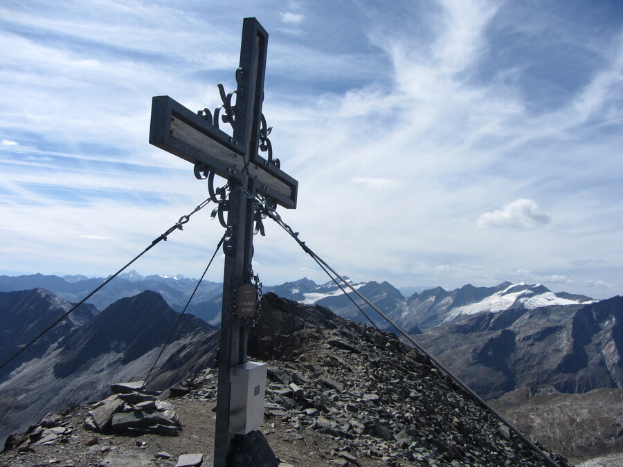Het grote Gipfelkreuz met op de achtergrond de Rötspitz
