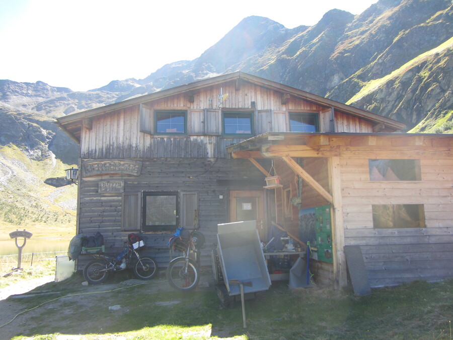 De bevoorrading gaat deels per motor vanaf de Lasnitzenh&uuml;tte
